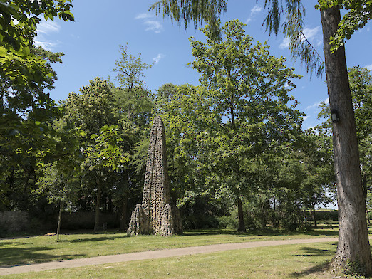 Obelisk - der mit Muschelkalk verkleidete Obelisk gehört zu den ältesten Bauwerken im Park.