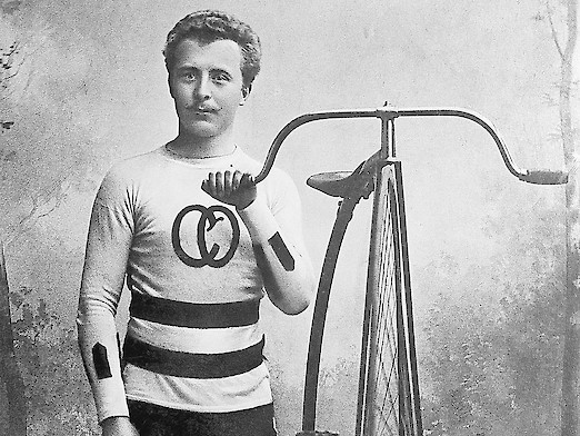 Carl von Opel steht neben dem Opel-Hochrad, 1889