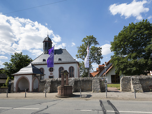 Evangelische Kirche in Bauschheim mit Dorfbrunnen