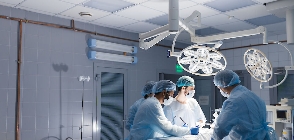 Mehrere Ärzte bei einer Operation im OP.