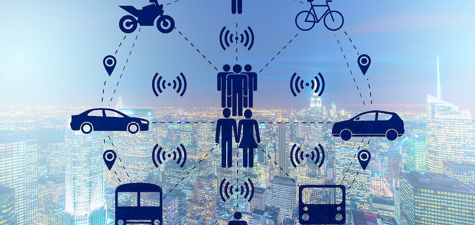 verschiedene Symbole zum Thema Mobilität, wie zum Beispiel Auto, Fahrrad Bus. Im Hintergrund eine Stadtsilhouette.