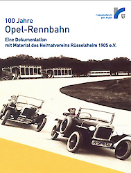 Titelblatt der Broschüre: 2 Oldtimer mit Fahrer auf der Opel-Rennbahn.