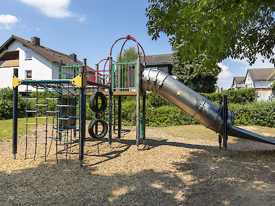 Spielplatz im Grundsee - Klettergerüst mit Röhren-Rutsche