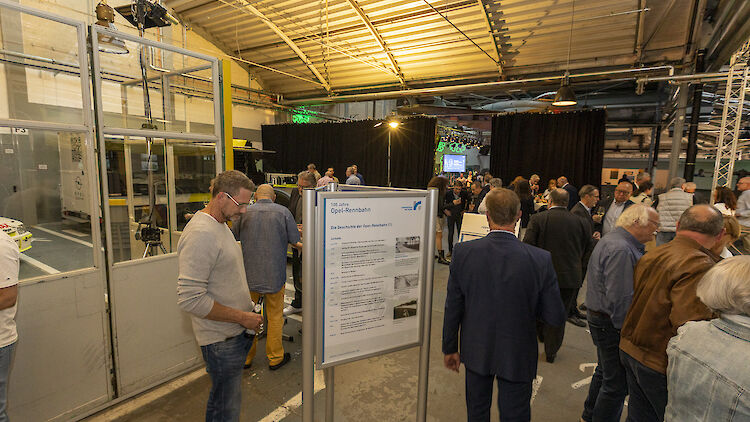 Opel-Rennbahn-Aufsteller zur Ausstellung zwischen den Gästen.