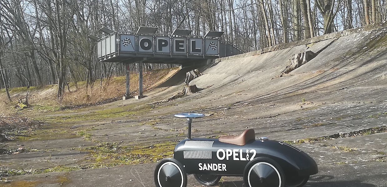 Im Vordergrund ein Opel-Oldtimer, im Hintergrund die Besucherplattform.