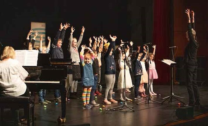 Kinder der Musikschule auf der Bühne