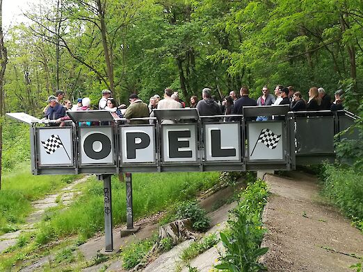 Besucherinnen und Besucher auf der Opel-Rennbahn-Plattform.