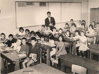 Schulkinder griechischer Herkunft sitzen in einem Klassenraum, 1964
