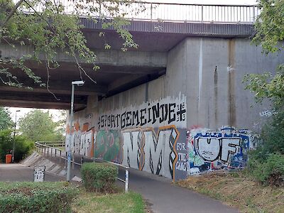 Graffiti unter der Opelbrücke