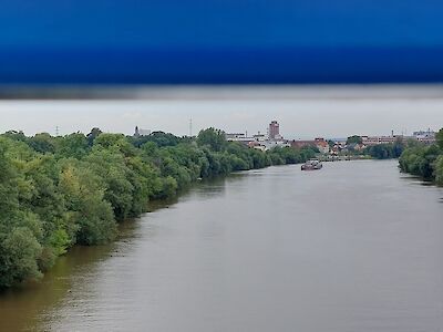 Von der Opelbrücke nach Flörsheim hat man einen schönen Blick auf Rüsselsheim am Main.