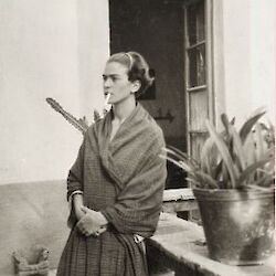 Frida Kahlo im Blauen Haus, anonym 1930
