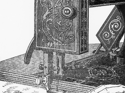 Ausschnitt einer Opel-Nähmaschine von circa 1884 mit Schnureinnäher.