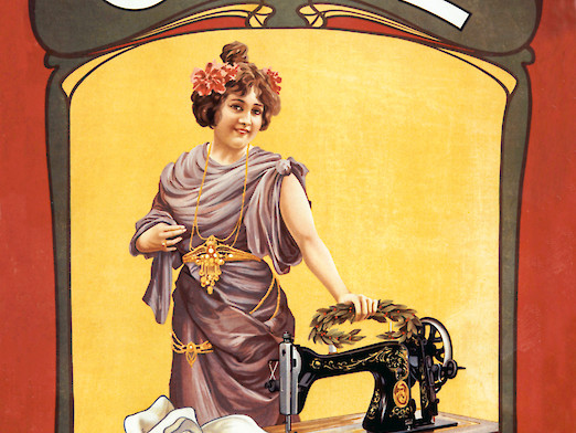 Werbeplakat auf dem eine Frau hinter einer Opel-Nähmaschine aus dem Jahr 1899 zu sehen ist.