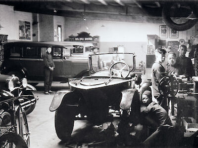 „Goldau-Garage“. Blick in die Werkstatt der Adlerwerke in Tianjian, 1936