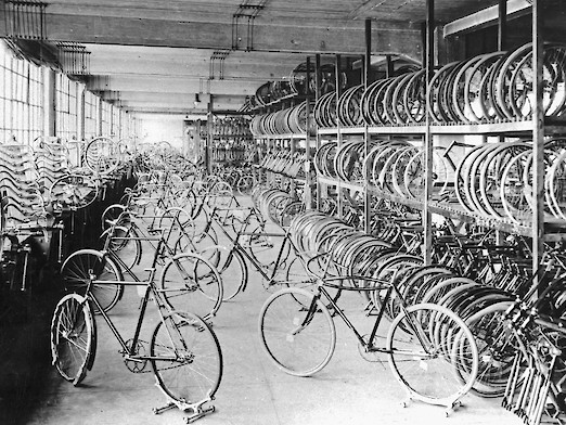 Fahrrad-Montage in einer Werkshalle im Opelwerk Rüsselsheim, 1912