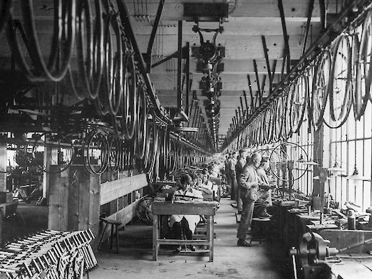 Fließbandproduktion von Opel-Fahrrädern in Rüsselsheim, 1927