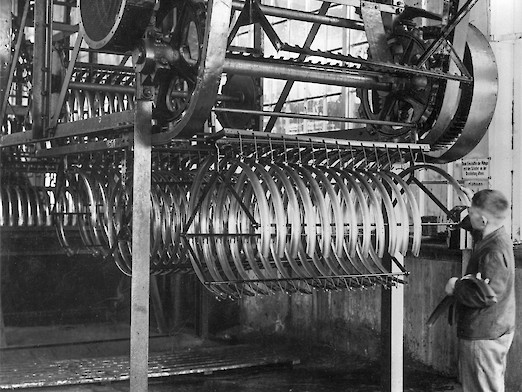 Fließbandproduktion von Opel-Fahrrädern in Rüsselsheim, 1927 - Automatische Lackiererei
