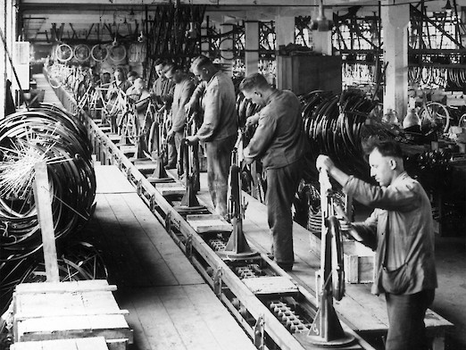 Fließbandproduktion von Opel Fahrrädern in Rüsselheim, um 1927