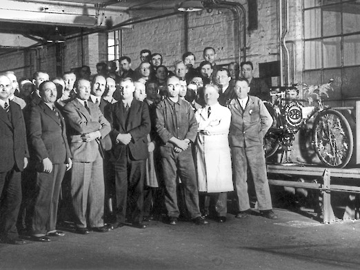 Gruppenfoto der Mitarbeiter - Fertigstellung des letzten Opel-Fahrrades am 15. Februar 1937 im Werk Rüsselsheim