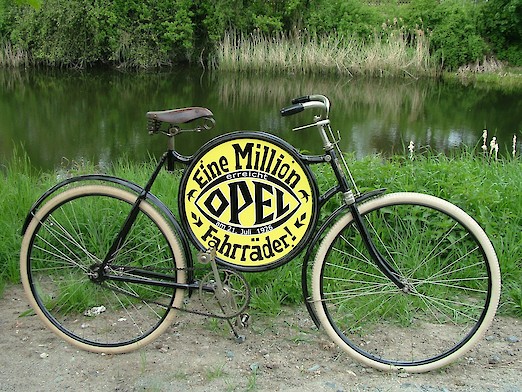 Das einmillionste Opel-Fahrrad - schwarzes Fahrad vor einem Teich.