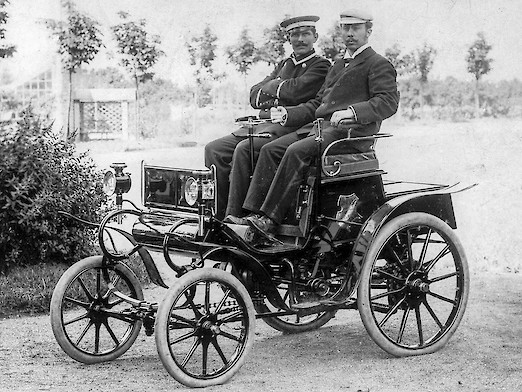 Opel Patent-Motorwagen System-Lutzmann 1899 (rechts im Bild: Heinrich Opel, links Opel-Werkmeister Sedlazcek) sitzen auf dem Wagen