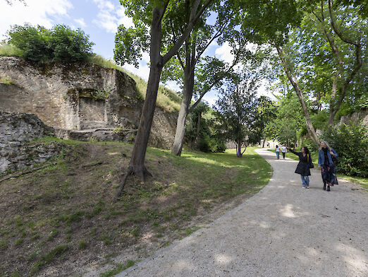 2 Frauen beim Spaziergang im Festungsgraben.
