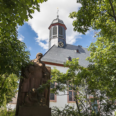 Evangelische Kirche - davor das Denkmal für die Kriegsopfer der Gemeinde aus dem Weltkrieg 1914-1918