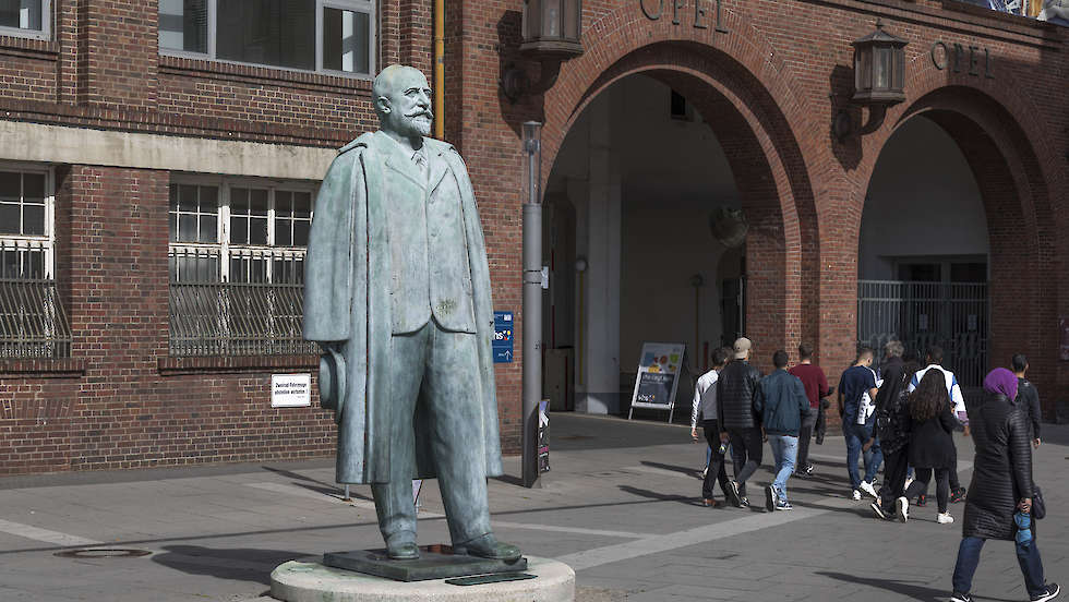 Adam Opel Denkmal vor dem Eingang zum Opel Aktwerk