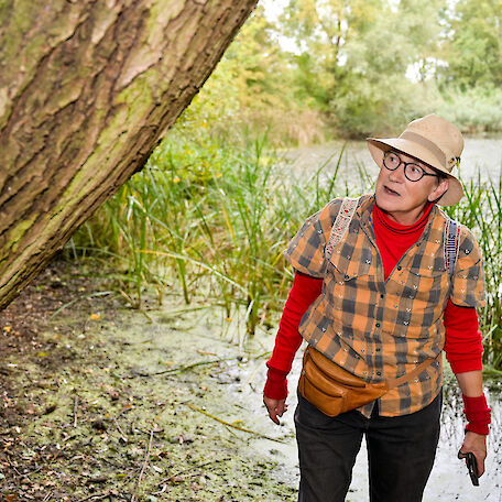 Wilma Held in Wanderkleidung vor einem Teich