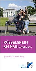 Titelblatt der Broschüre "Rüsselsheim am Main entdecken" mit einem Foto das 2 Frauen vor den Opelvillen abbildet.
