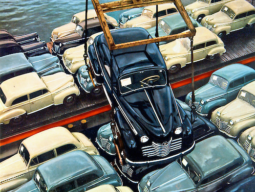 Verladung von neuen Opel Olympia-Limousinen aufs Binnenschiff, Opel Werk Rüsselsheim 1950.