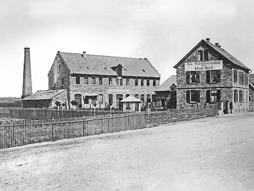 Erste Fabrik von Adam Opel in Rüsselsheim, 1868. Rechts das Wohnhaus der Familie Opel.