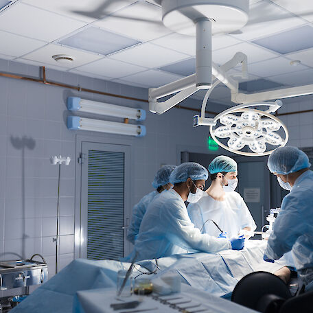 Mehrere Ärzte bei einer Operation im OP.