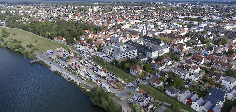 Luftbild von Rüsselsheim vom Main aus