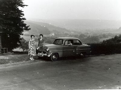 Zwie Frauen stehen neben einem Auto, 1950er Jahre.