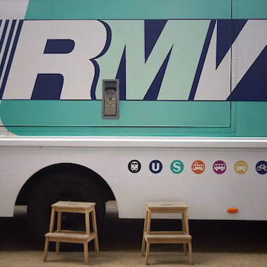 Bus mit Logo des RMV