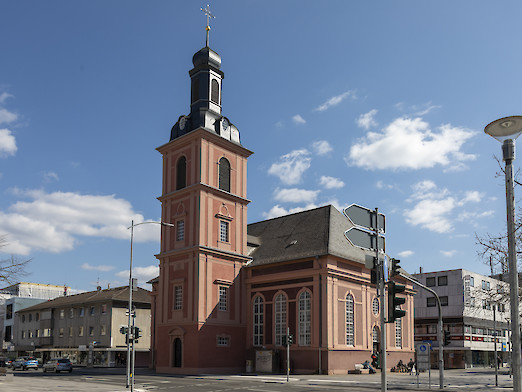 Evangelische Stadtkirche am Rande des Marktplatzes