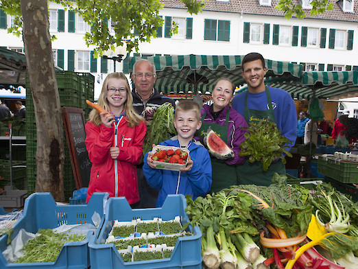 Wochenmarktverkaufsteam bietet Obst und Gemüse an