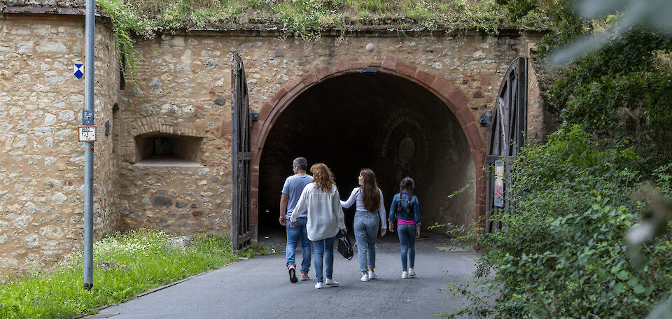 Familie am Eingang der Rüsselsheimer Festung