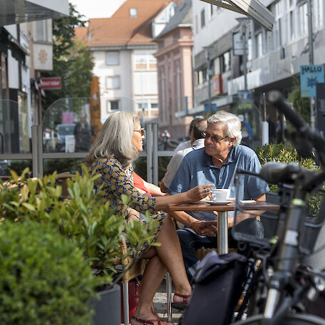 Eine Frau und ein Mann sitzen in einem Café