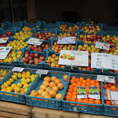 Foto: Marktstand mit verschieden Obstsorten