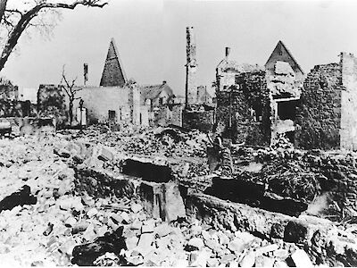 Auf dem Foto, das wenige Tage nach dem Bombenangriff in der Nacht vom 12. auf den 13. August 1944 entstand, ist das Ausmaß der  Zerstörung in der „Kleinen Gasse“ zu sehen