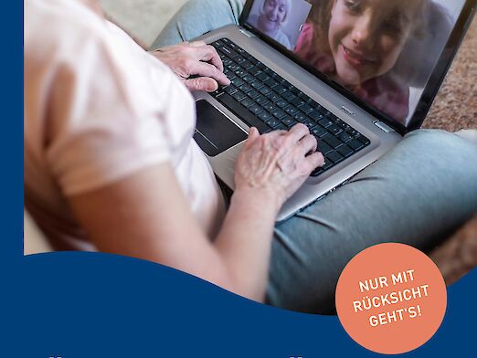 Plakat "Abstand halten": Junges Mädchen kommuniziert über ein Laptop