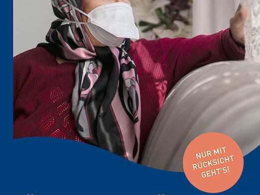 Plakat "Mit Maske": Ältere Frau, die in der Wohnung eine Maske trägt