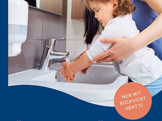 Plakat "Mit Hygiene": Junge Frau, die einem Kind beim Händewaschen hilft