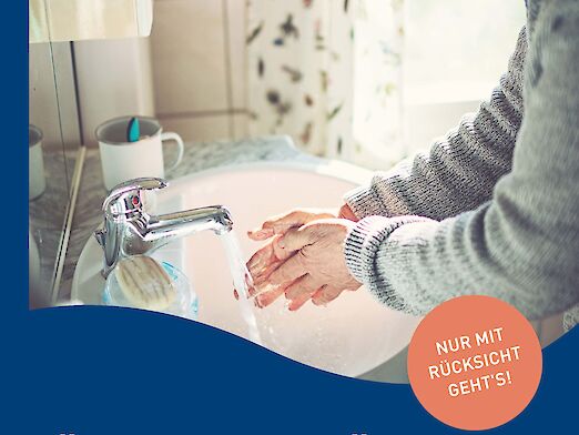 Plakat "Mit Hygiene": Ältere Frau beim Händewaschen