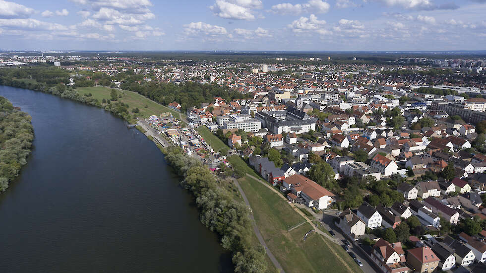 Auf diesem Bild sieht man wie die Stadt Rüsselsheim von oben aussieht. Das Foto wurde aus der Luft gemacht.