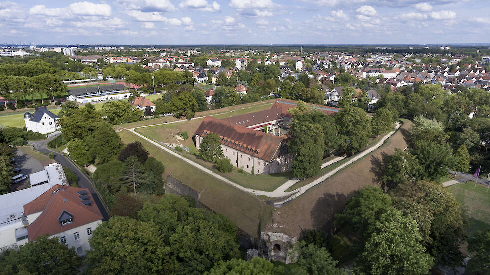 Auf diesem Bild sieht man wie die Festung Rüsselsheim von oben aussieht. Das Foto wurde aus der Luft gemacht.