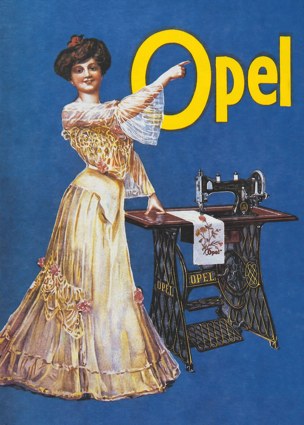 Ein altes Werbeplakat zeigt eine Frau vor einer Näh-Maschine. Sie zeigt auf den Namen "Opel", der oben auf dem Plakat steht.