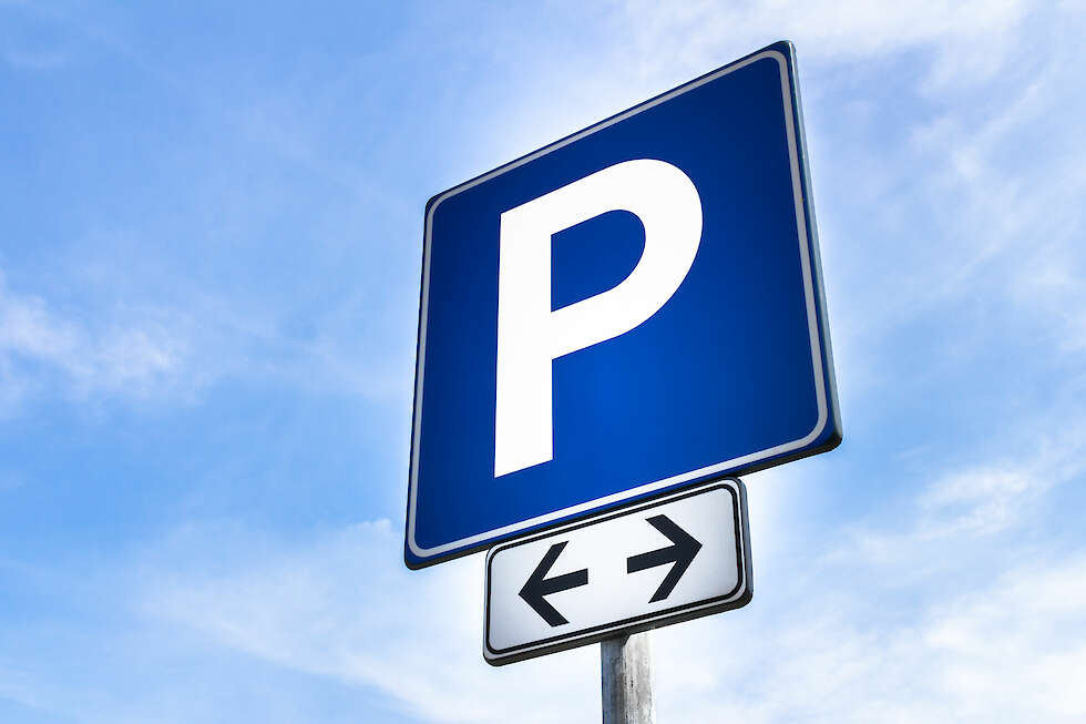 Ein Schild mit einem weißen P auf blauem Hintergrund. Dieses Schild steht für "Park-Platz".